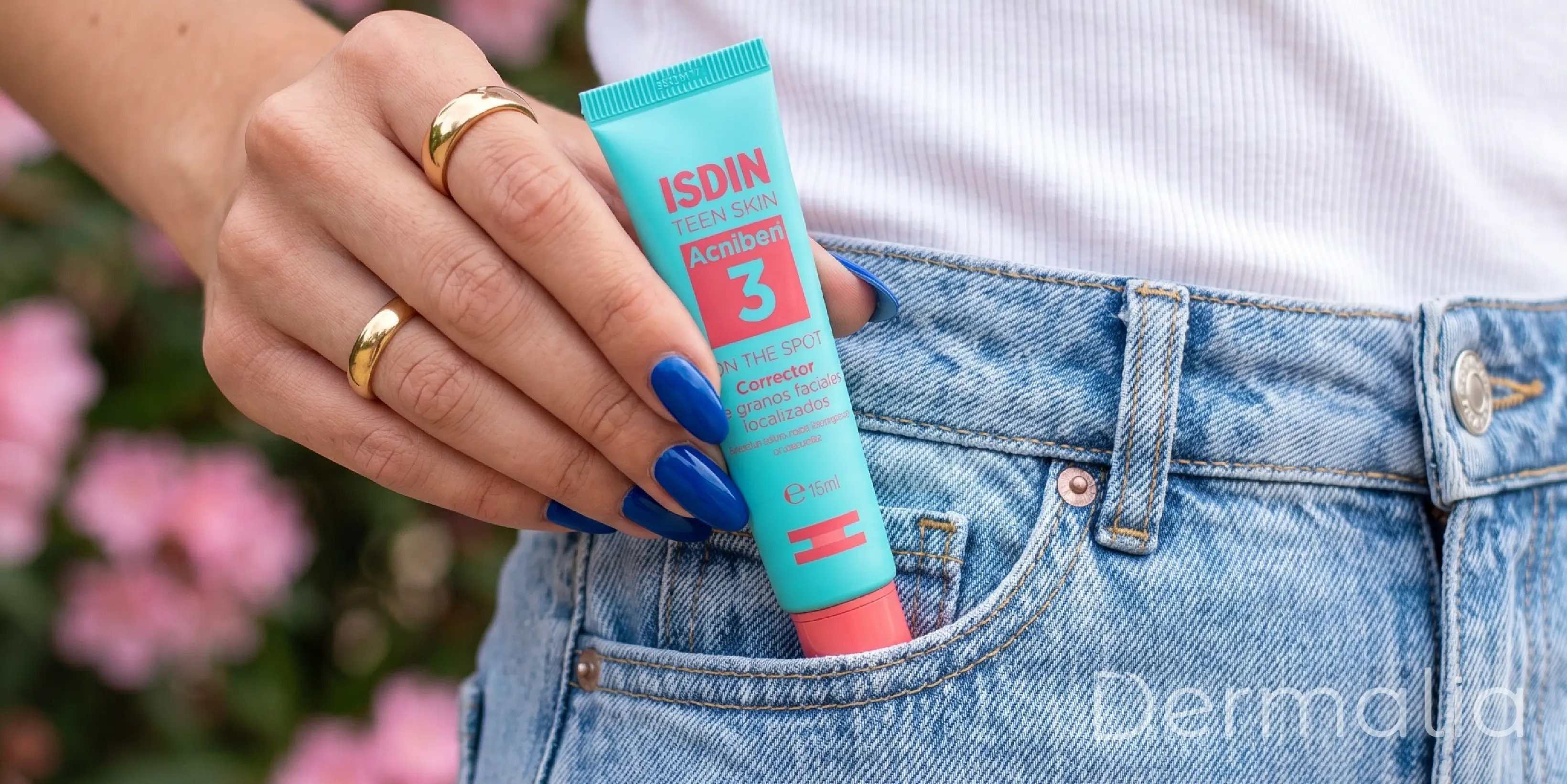 Acniben On The Spot Corrector de Granos Gel de ISDIN en el bolsillo de un pantalón, ideal para tratar granos localizados en cualquier momento.